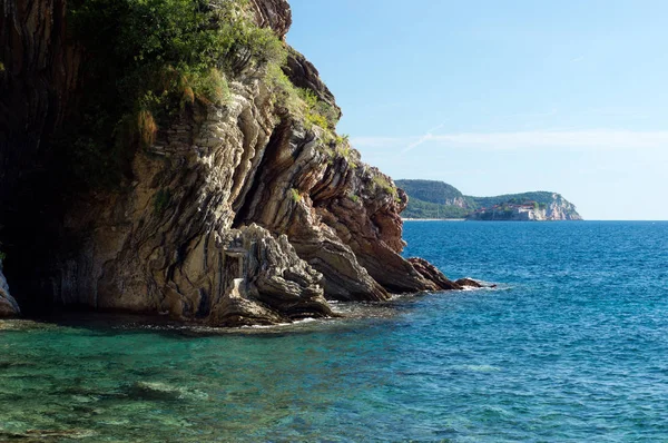 Rafailovici sahilinden deniz, kayalar ve Sveti Stefan adası