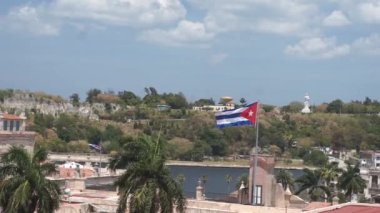 Havana 'da bir çatıdan esen Küba bayrağı