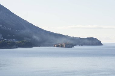 Karadağ 'ın Becici kentinden Sveti Stefan adasına