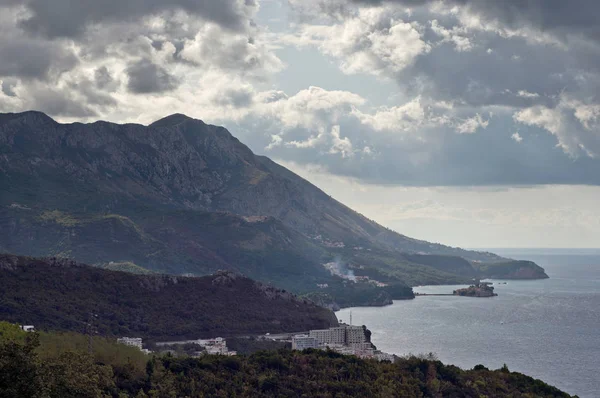 Karadağ 'ın Becici kentinden Sveti Stefan adasına
