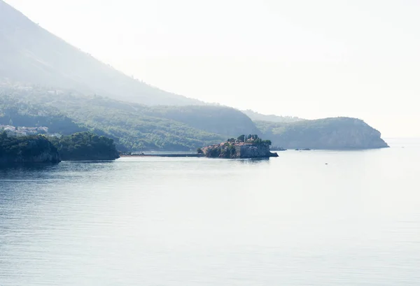 Karadağ 'ın Becici kentinden Sveti Stefan adasına sabah manzarası