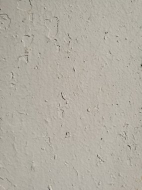 Çatlak, beyaz, boyanmış beton duvar.