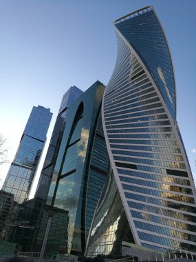 Moskova İş Merkezi Binası aşağı sokaktan görünüyor