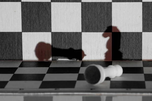 Chess Knignt Shadow Checkmates White King — Stock Photo, Image