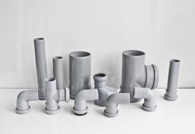 Hafif bir arkaplanda plastik Pvc kanalizasyon tesisatları.