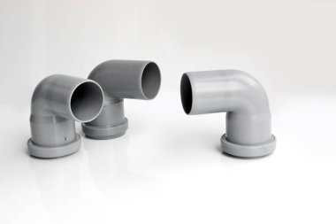 Hafif bir arkaplanda plastik Pvc kanalizasyon tesisatları.