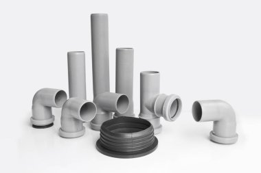 Hafif bir arkaplanda plastik Pvc kanalizasyon tesisatları.
