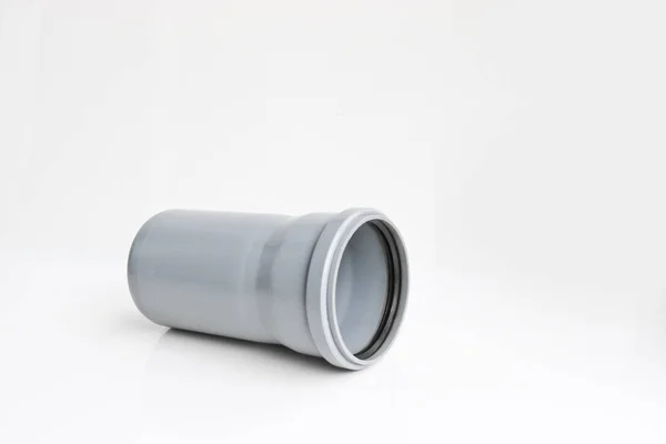 Accesorios de alcantarillado de tubos de PVC de plástico sobre un fondo claro . — Foto de Stock