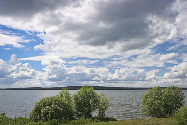 Kumulus Und Zerlumpte Zirruswolken Blauen Himmel Über Dem See Natürliche — Stockfoto