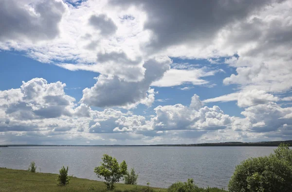 Kumulus Und Zerlumpte Zirruswolken Blauen Himmel Über Dem See Natürliche — Stockfoto