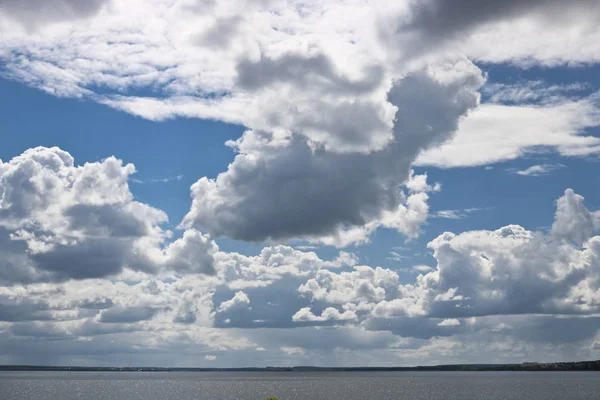 Kümülüs Yırtık Pırtık Sirrus Bulutları Göl Üzerinde Mavi Bir Gökyüzünde — Stok fotoğraf