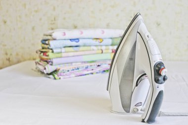 Modern demir ve ütülenmiş keten yığını. Ev işleri..