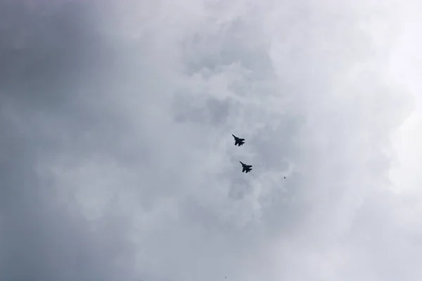 Zwei Kampfflugzeuge Fliegen Den Himmel Dahinter Erstreckt Sich Ein Kondensstreifen — Stockfoto
