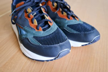 Ahşap bir yüzeyde parlak yeni spor ayakkabılar. Aktif sağlıklı yaşam tarzı kavramı.