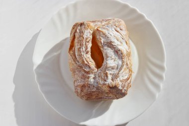 Süzme peynirli taze pişmiş puf böreği. Avrupa kahvaltısı. Beyaz bir tabakta pişirmek.