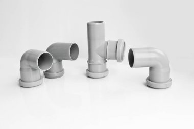 Hafif bir arkaplanda plastik Pvc kanalizasyon tesisatları.