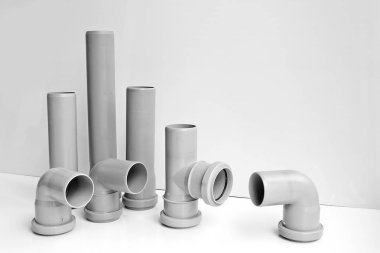 Hafif bir arkaplanda plastik Pvc kanalizasyon tesisatları.