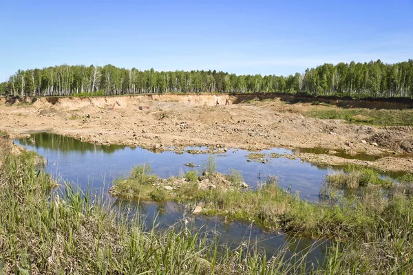 Entwicklung Des Sandsteinbruchs Bagger Und Bergbaugeräte Der Ferne Ein Teil lizenzfreie Stockfotos