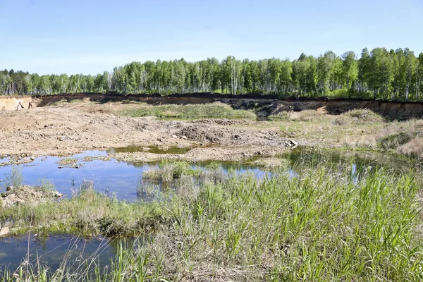 Entwicklung Des Sandsteinbruchs Bagger Und Bergbaugeräte Der Ferne Ein Teil Stockfoto