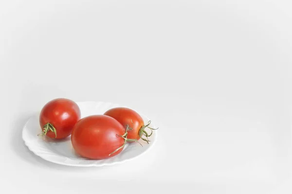 Tomates Rouges Juteuses Mûres Sur Une Assiette Blanche Fond Gris — Photo