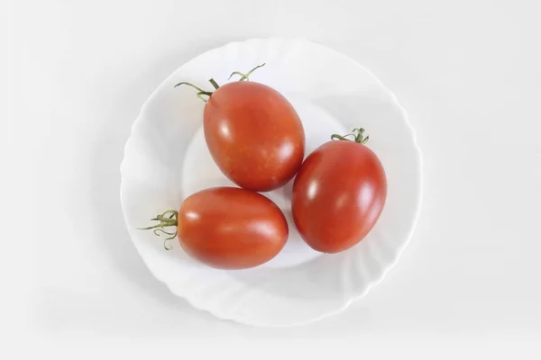 Tomates Rouges Juteuses Mûres Sur Une Assiette Blanche Fond Gris — Photo