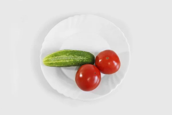 Tomates Juteuses Mûres Rouges Concombre Vert Sur Une Assiette Blanche — Photo