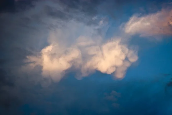 Gün Batımında Mavi Gökyüzünde Olağandışı Beyaz Kümülüs Bulutları Tasarım Için — Stok fotoğraf