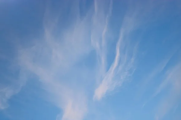 Gün Batımında Mavi Gökyüzünde Beyaz Sirrus Bulutları Tasarım Için Doğal — Stok fotoğraf