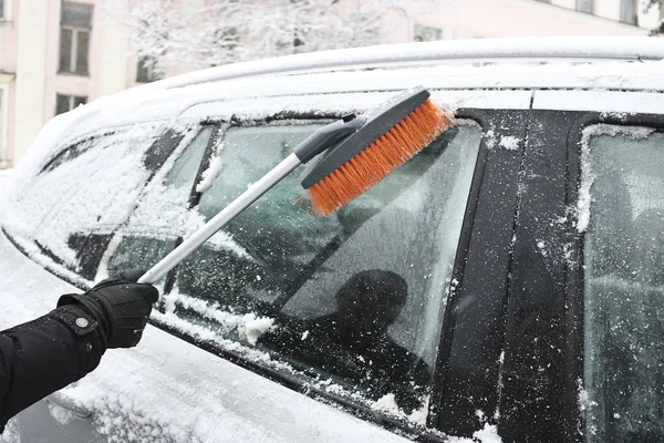 Uomo Pulisce Neve Una Macchina Con Pennello Cura Auto Invernale — Foto Stock