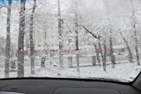 Vista Dal Parabrezza Dell Auto Durante Pioggia Neve Bagnata Scarsa — Foto Stock