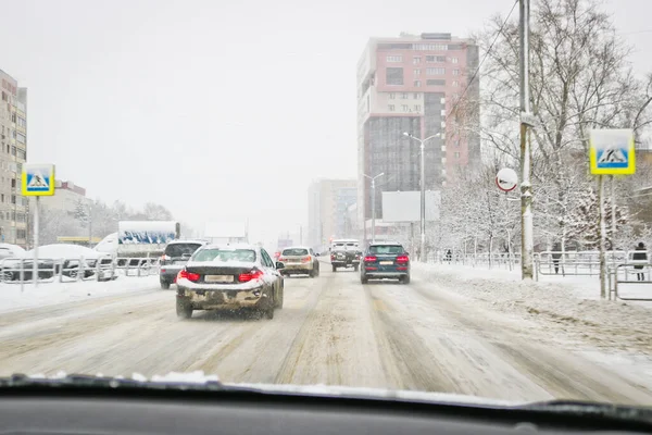 Vista dal finestrino dell'auto durante la pioggia e la neve bagnata. Poveri visibili — Foto Stock