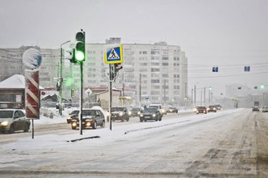 Yağmurlu ve ıslak kar yağarken arabanın penceresinden bak. Şehirde araba sürerken görüş mesafesi düşük. Karlı yol.