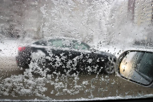 Капли Стекло Вид Окна Автомобиля Время Дождя Влажного Снега Размытый — стоковое фото