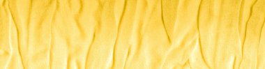 Buruşuk kumaşın canlı sarı dokusu. Doğal kıvrımlı sarı tekstil. Yakın plan.