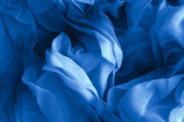 Klasik mavi kırışık kumaş dokusu. Kıyafetlerin modaya uygun rengi. Yakın plan..