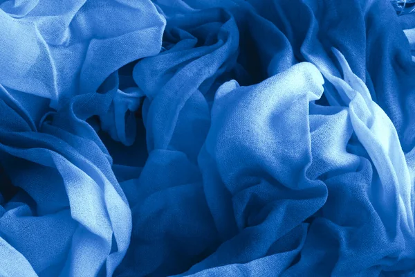 Textur Aus Klassisch Blauem Faltenstoff Trendfarbe Der Kleidung Nahaufnahme — Stockfoto