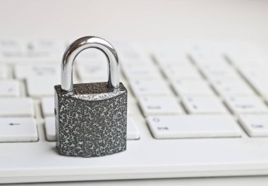 Beyaz bir klavyeye seçici odaklı asma kilit. Siber güvenlik kavramı. Güvenlik Kilidi