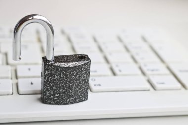 Seçici odaklanma beyaz bir klavyeye kilitlenir. Siber güvenlik kavramı. Güvenlik Kilidi.