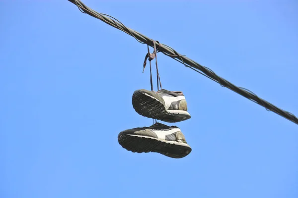 Şehirdeki Telefon Kablolarında Bir Çift Eski Spor Ayakkabı — Stok fotoğraf