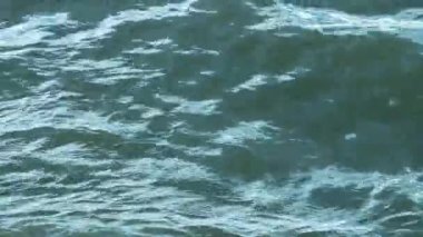 Dalgaların su dokusu. Gök mavisi doğal deniz arkaplanı.