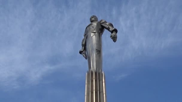 İlk astronot Rusya'nın Moskova Yuri Gagarin anıt gün güneşli yaz görüntüleri. — Stok video