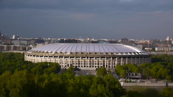Blick von den Spatzenhügeln auf das Luschniki-Stadion. Moskau, Russland. Schießen 23. Mai 2017. Schießen in Echtzeit. — Stockvideo