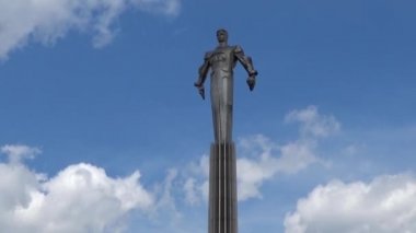 İlk astronot Moskova Rusya Gagarin Meydanı'nda bir güneşli yaz gününde Yuri Gagarin anıt görüntüleri. Çekim tarihi 20 Mayıs 2016.