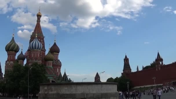 Praça vermelha em Moscovo. Catedral de São Basílio e torre de Spasskaya. Fotografar panorama horisontal com steadicam. Data 18 de junho de 2017 — Vídeo de Stock