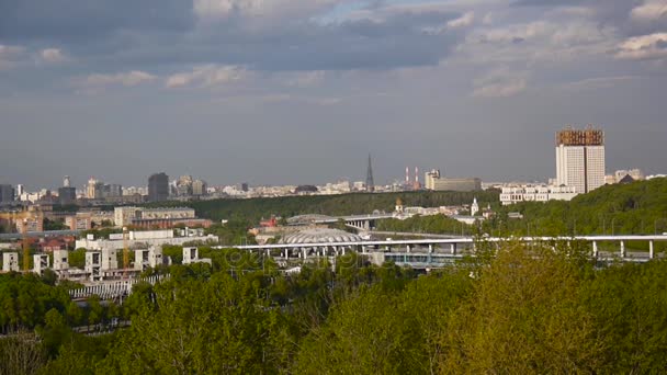 Uitzicht naar de stad Moskou vanaf Mussenheuvels. Moskou, Rusland. Schieten 23 mei 2017. Schieten in real-time. — Stockvideo