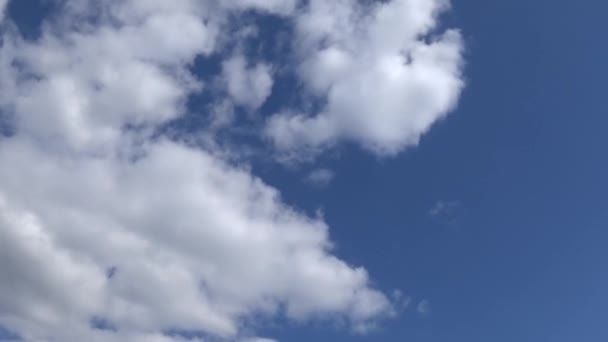 Nuvens no céu azul. Time Lapse imagens de vídeo . — Vídeo de Stock