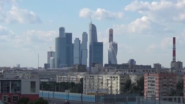 ビジネス センター モスクワ市都市景観に反対する立場、vew Gagarina 正方形上の点します。撮影日 2016 年 6 月 20 日. — ストック動画