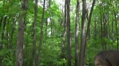 Selfie fotoğraf smartphone Parkı'nda yaz aylarında alarak kız. Poz ve gülümseyerek. Video çekim hareket kamera steadicam ile.