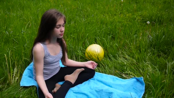 Teenager girl meditating outdoor — Stock Video