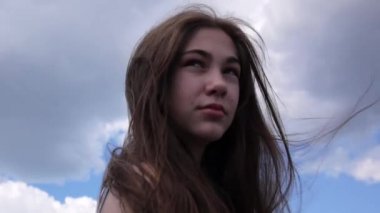 Portre saç rüzgarda ile güzel genç kız kadar kapatın
